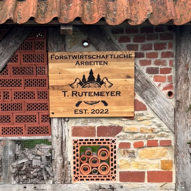 Holzschild: Forstwirtschaftliche Arbeiten – T. Rutemeyer, est. 2022