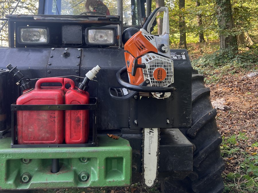 Stihl-Motorsäge am Forstschlepper